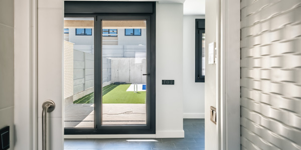 Fabricantes / Instaladores de Puertas y Ventanas de Aluminio / PVC en Tarragona · Bisagra Oculta